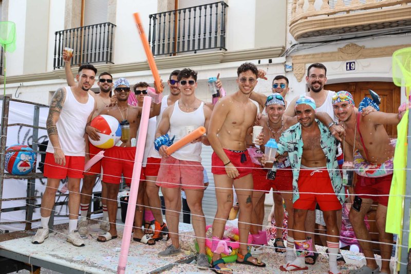 Les carrosses de Gata omplin el recorregut d’enginy, confeti,… i crítiques per l’entrada de bous “sorpresa” Les carrosses de Gata omplin el recorregut d’enginy, confeti,… i crítiques per l’entrada de bous “sorpresa”